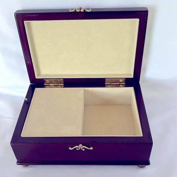 LIKE NEW ❤️ STUNNING STONES EMBROIDERY LID TIMELESS CLASS CHARM WOODEN MUSIC BOX - Picture 9 of 15